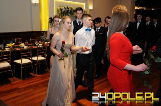 Trwają studniówki. Młodzież potrzebuje tego balu!