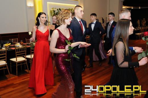 Trwają studniówki. Młodzież potrzebuje tego balu!