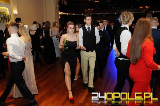 Trwają studniówki. Młodzież potrzebuje tego balu!