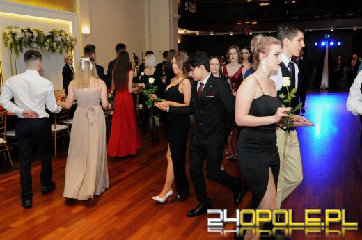 Trwają studniówki. Młodzież potrzebuje tego balu!