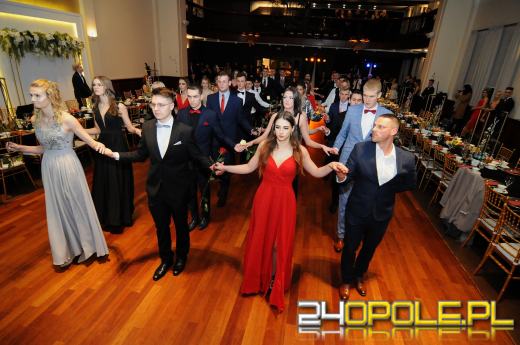 Trwają studniówki. Młodzież potrzebuje tego balu!