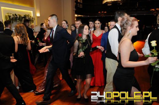 Trwają studniówki. Młodzież potrzebuje tego balu!