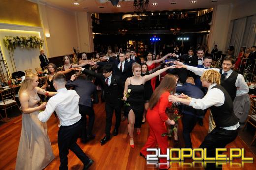 Trwają studniówki. Młodzież potrzebuje tego balu!