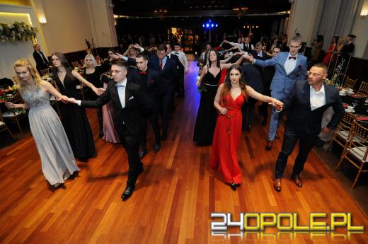 Trwają studniówki. Młodzież potrzebuje tego balu!