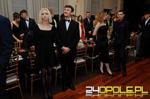 Trwają studniówki. Młodzież potrzebuje tego balu!