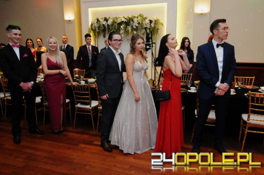 Trwają studniówki. Młodzież potrzebuje tego balu!