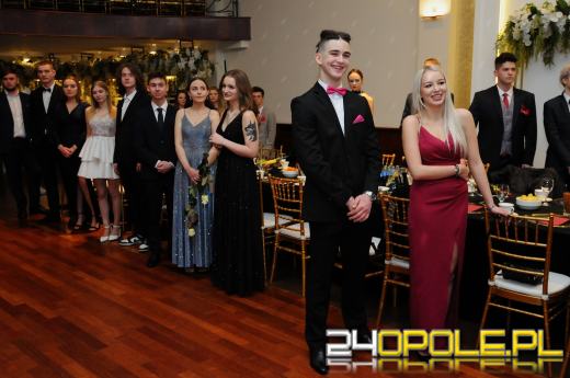 Trwają studniówki. Młodzież potrzebuje tego balu!