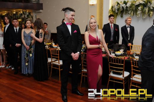 Trwają studniówki. Młodzież potrzebuje tego balu!