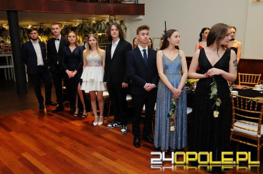 Trwają studniówki. Młodzież potrzebuje tego balu!