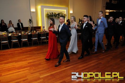 Trwają studniówki. Młodzież potrzebuje tego balu!