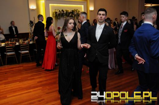 Trwają studniówki. Młodzież potrzebuje tego balu!