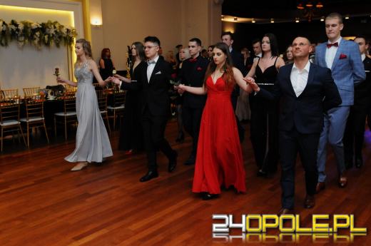 Trwają studniówki. Młodzież potrzebuje tego balu!