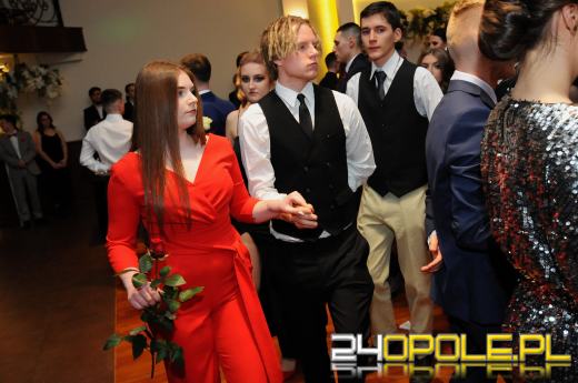 Trwają studniówki. Młodzież potrzebuje tego balu!