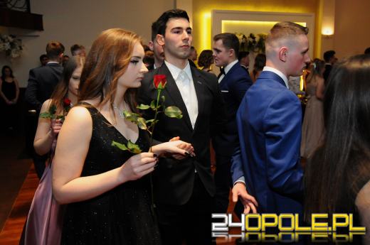 Trwają studniówki. Młodzież potrzebuje tego balu!