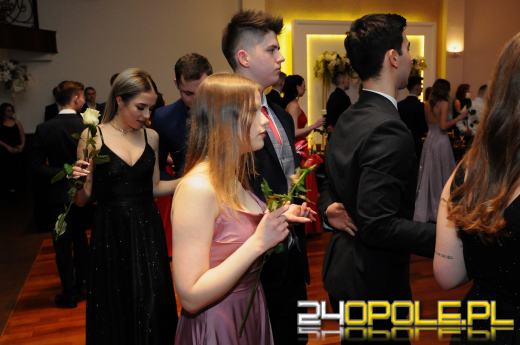 Trwają studniówki. Młodzież potrzebuje tego balu!