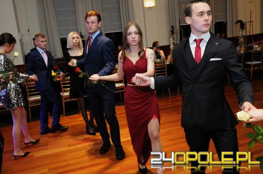 Trwają studniówki. Młodzież potrzebuje tego balu!