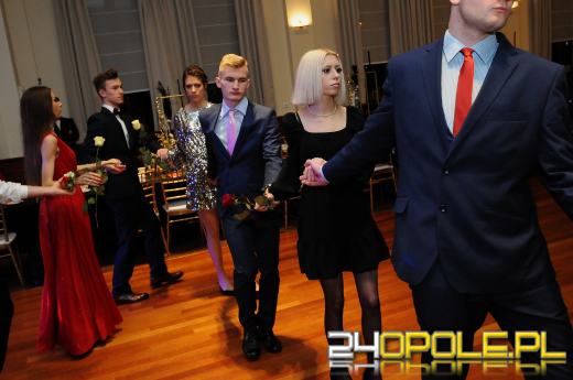 Trwają studniówki. Młodzież potrzebuje tego balu!