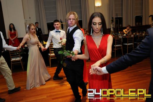 Trwają studniówki. Młodzież potrzebuje tego balu!