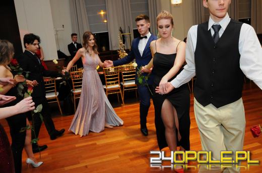 Trwają studniówki. Młodzież potrzebuje tego balu!