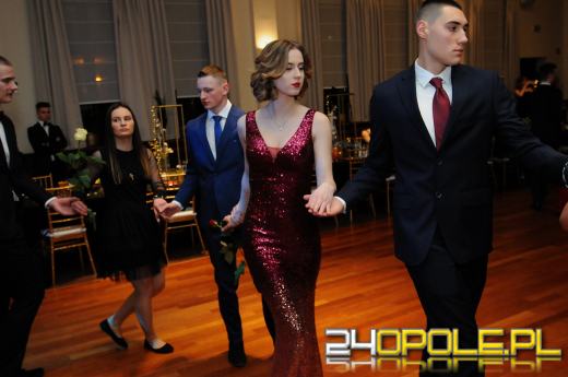 Trwają studniówki. Młodzież potrzebuje tego balu!