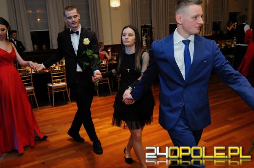 Trwają studniówki. Młodzież potrzebuje tego balu!