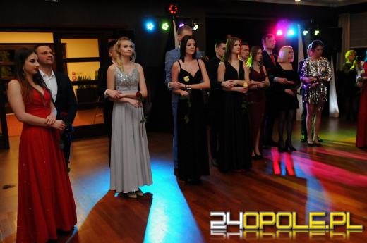 Trwają studniówki. Młodzież potrzebuje tego balu!