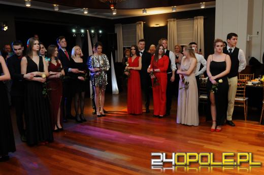 Trwają studniówki. Młodzież potrzebuje tego balu!