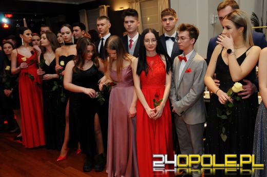Trwają studniówki. Młodzież potrzebuje tego balu!