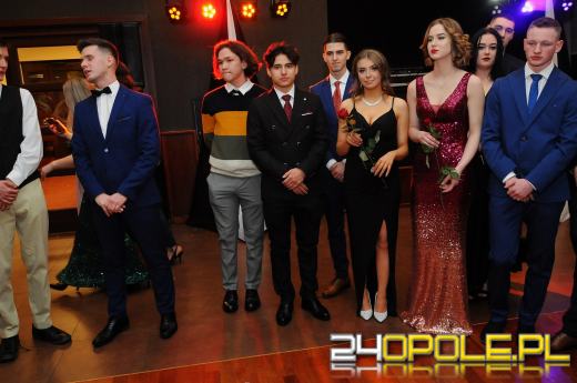 Trwają studniówki. Młodzież potrzebuje tego balu!