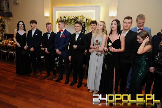 Trwają studniówki. Młodzież potrzebuje tego balu!