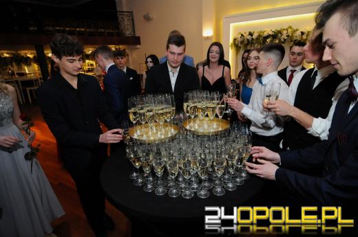 Trwają studniówki. Młodzież potrzebuje tego balu!