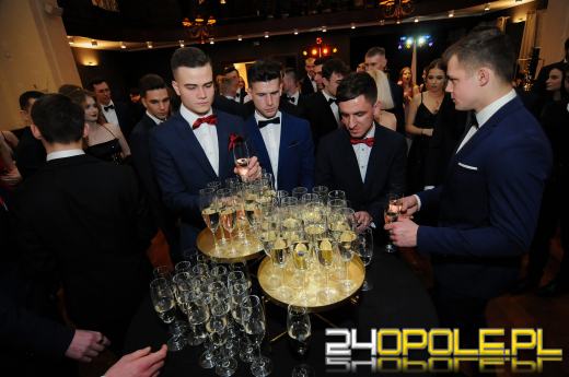 Trwają studniówki. Młodzież potrzebuje tego balu!