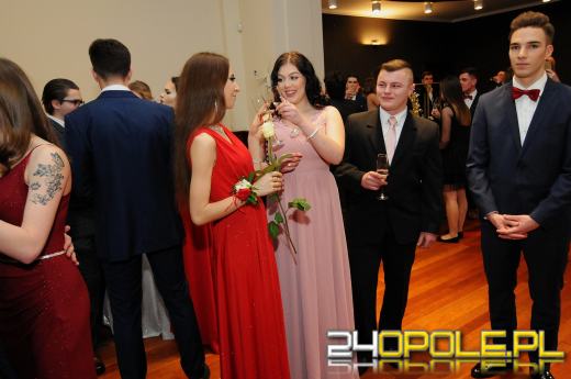 Trwają studniówki. Młodzież potrzebuje tego balu!