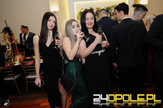 Trwają studniówki. Młodzież potrzebuje tego balu!