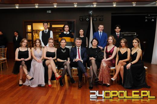 Trwają studniówki. Młodzież potrzebuje tego balu!