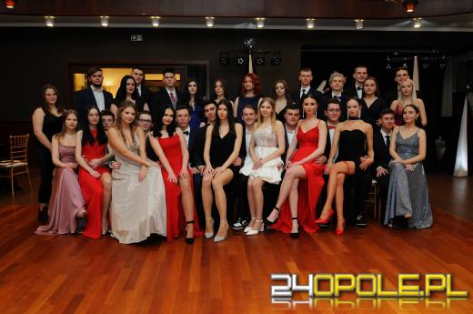 Trwają studniówki. Młodzież potrzebuje tego balu!