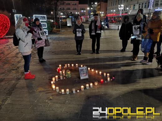 Opolanie pamiętają. Serce ze zniczy na Placu Wolności w Opolu