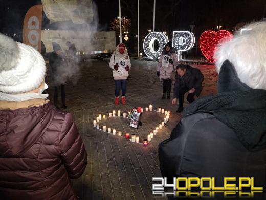 Opolanie pamiętają. Serce ze zniczy na Placu Wolności w Opolu