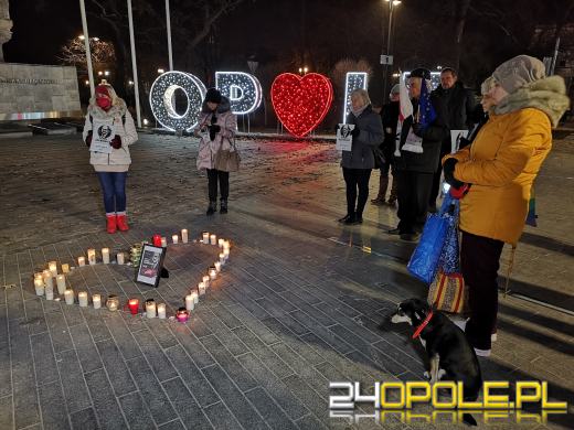 Opolanie pamiętają. Serce ze zniczy na Placu Wolności w Opolu