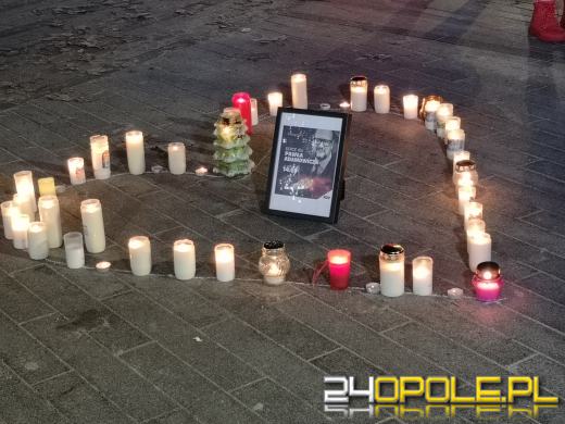 Opolanie pamiętają. Serce ze zniczy na Placu Wolności w Opolu