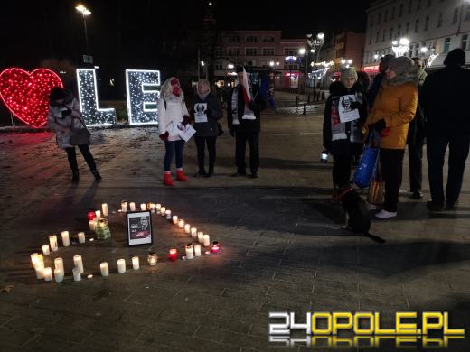 Opolanie pamiętają. Serce ze zniczy na Placu Wolności w Opolu
