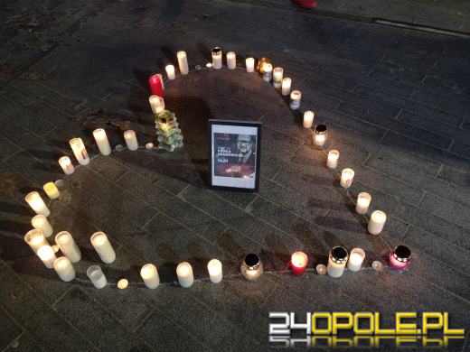 Opolanie pamiętają. Serce ze zniczy na Placu Wolności w Opolu