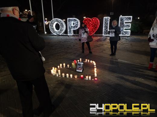 Opolanie pamiętają. Serce ze zniczy na Placu Wolności w Opolu