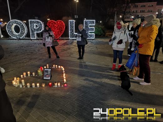 Opolanie pamiętają. Serce ze zniczy na Placu Wolności w Opolu