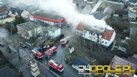 Spłonęły trzy mieszkania. Strażacy dogaszają ogień przy ulicy Jagiellonów
