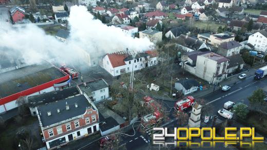 Spłonęły trzy mieszkania. Strażacy dogaszają ogień przy ulicy Jagiellonów