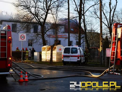 Spłonęły trzy mieszkania. Strażacy dogaszają ogień przy ulicy Jagiellonów