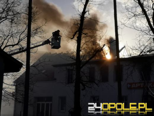 Spłonęły trzy mieszkania. Strażacy dogaszają ogień przy ulicy Jagiellonów