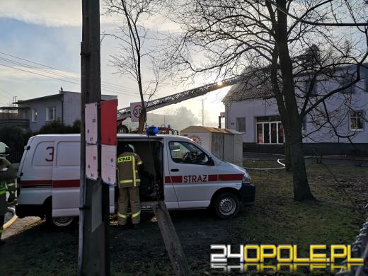 Spłonęły trzy mieszkania. Strażacy dogaszają ogień przy ulicy Jagiellonów