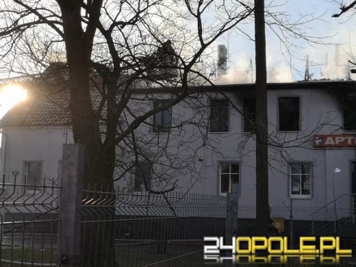 Spłonęły trzy mieszkania. Strażacy dogaszają ogień przy ulicy Jagiellonów